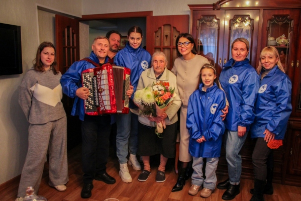 Волонтёры Победы поздравили со 100-летием ветерана Великой Отечественной войны Марию Шмонину